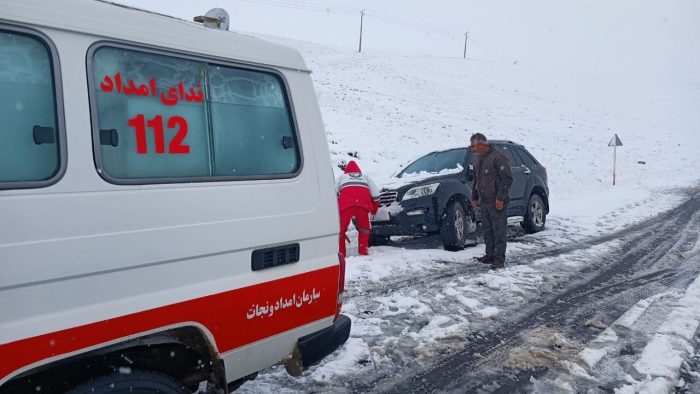هلال احمر آذربایجانغربی به ۵۴ نفر در کولاک مانده کمک کرد هلال احمر آذربایجانغربی به ۵۴ نفر در کولاک مانده کمک کرد