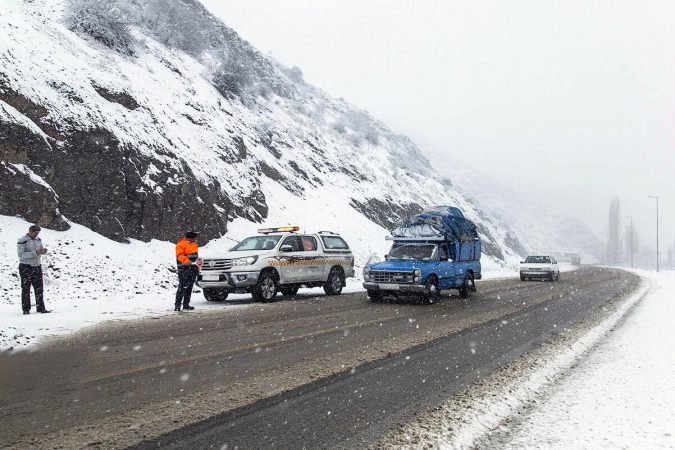 جاده های آذربایجانغربی زیر پوشش برف؛ رانندگان وسایل زمستانی به همراه داشته باشند جاده های آذربایجانغربی زیر پوشش برف؛ رانندگان وسایل زمستانی به همراه داشته باشند