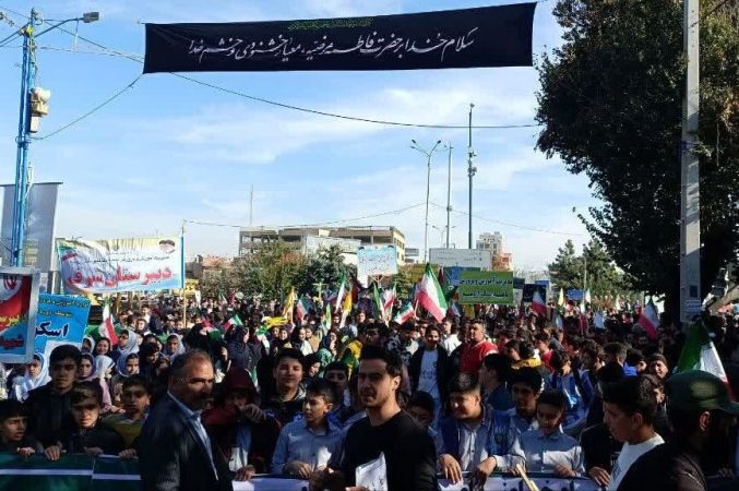 راهپیمایی پرشور ۱۳ آبان در آذربایجان‌غربی/ نسل مدرسه‌ای پا جای پای پدران گذاشتند