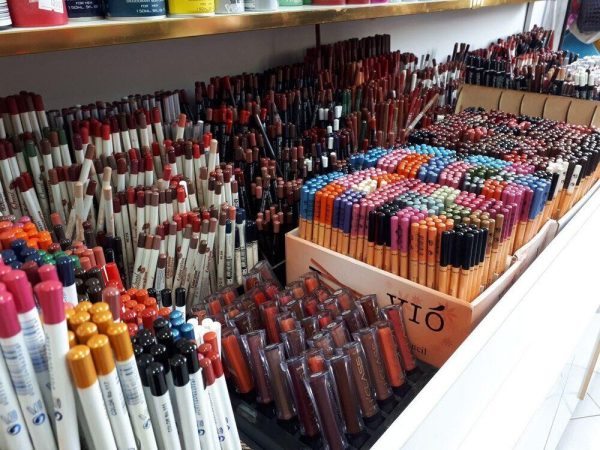 چَنگ لوازم آرایشی تقلبی بر صورت زنان چَنگ لوازم آرایشی تقلبی بر صورت زنان