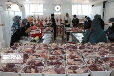توزیع نذورات قربانی در آذربایجان غربی؛ گوشت قربانی به سفره مددجویان رسید